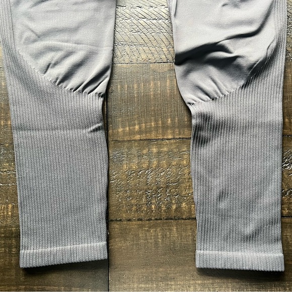 Peloton Gray Leggings, Ribbed Detailing, Butt Scrunch, Size XL/XXL - Picture 4 of 8